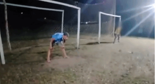 R.I.P.?16岁巴西小门将胸部挡出点球后痛苦倒地，不幸去世