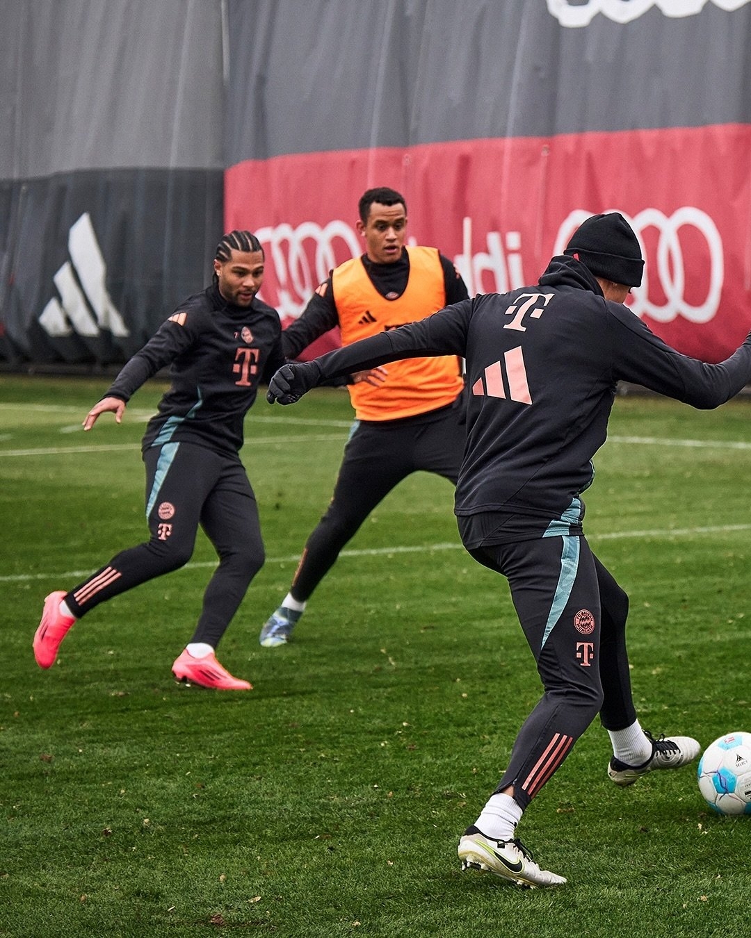 德媒：拜仁可能同重伤的布赫曼续约，然后夏窗外租他