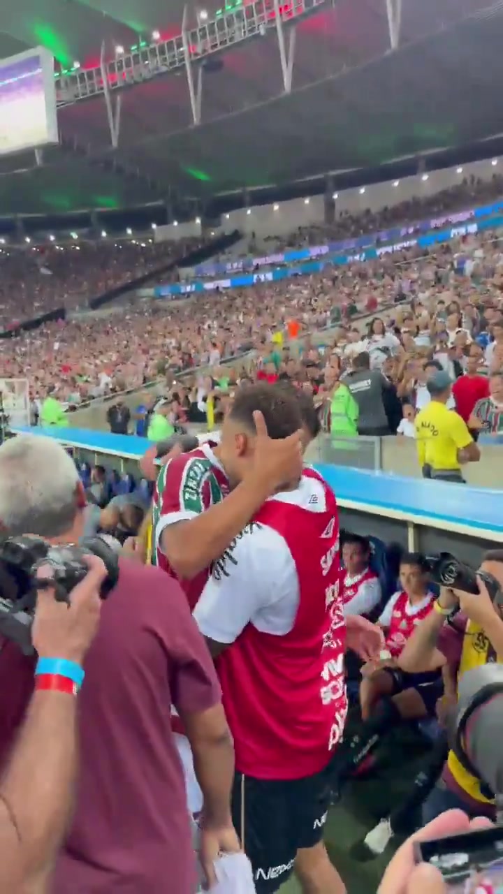 老队友！蒂亚戈-席尔瓦与内马尔紧紧拥抱